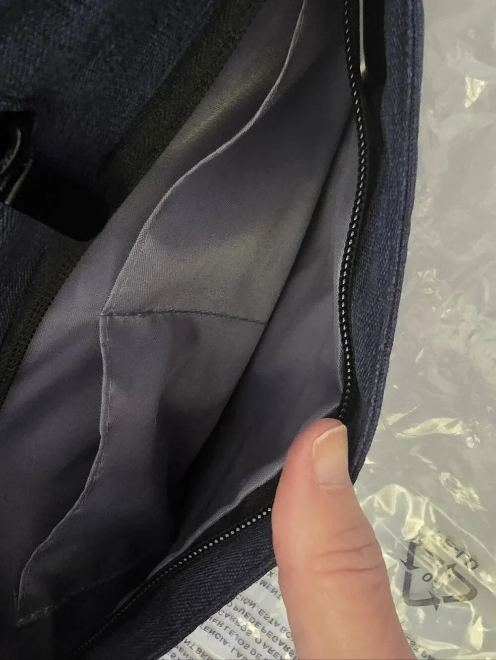 #0644 NWT 14.5x10.5x1 Navy Padded Laptop Case, 7 Zip & Slip Pockets, Shldr Strap
